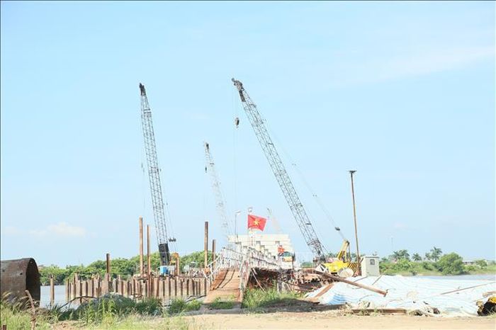 Đơn vị thi công cầu vượt sông Hồng, qua địa phận xã Hồng Vũ, thuộc dự án cao tốc Ninh Bình - Hải Phòng.