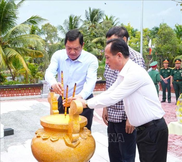 Phó Bí thư Tỉnh ủy, Chủ tịch HĐND tỉnh Phạm Văn Thiều (phải) và Phó Chủ tịch Thường trực UBND tỉnh Lâm Văn Bi thắp hương tưởng niệm tại Tượng bia Tiểu đoàn U Minh 2.