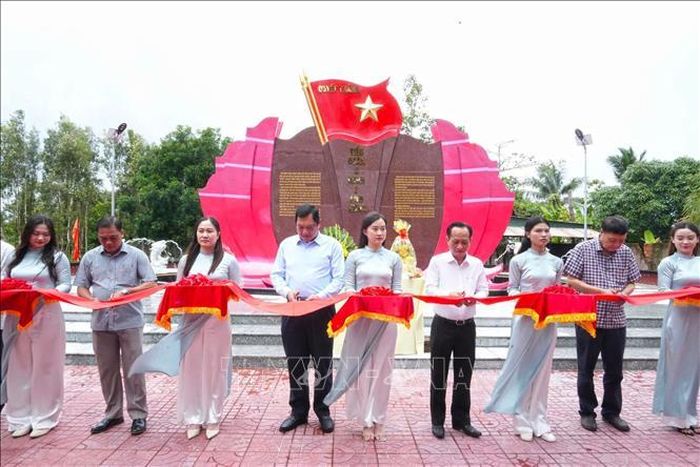 Lãnh đạo tỉnh Cà Mau và đại biểu thực hiện nghi thức cắt băng khánh thành công trình Tượng bia Tiểu đoàn U Minh 2 tại Xã Lương Thế Trân.
