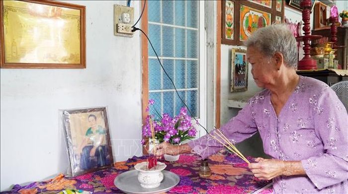 Bà Lê Thị Thiêu thắp hương cho con trai cả là Liệt sĩ Phạm Thanh Lân (Liệt sĩ Lân hy sinh tại chiến trường Campuchia năm 1983).
