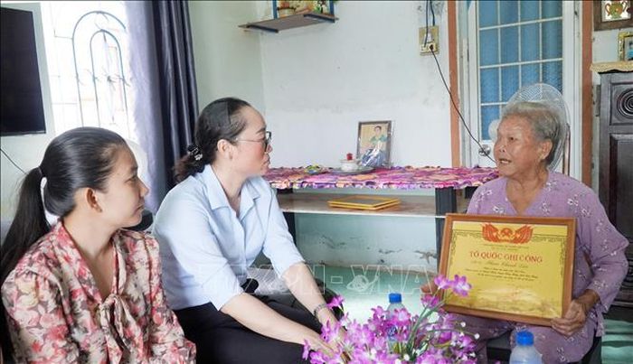 Mẹ Liệt sĩ Phạm Thanh Lân, bà Lê Thị Thiêu (xã Giồng Riềng) chia sẻ về sự anh dũng hy sinh của con trai tại chiến trường Campuchia.