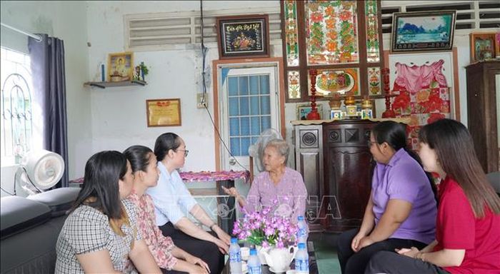 Mẹ Liệt sĩ Phạm Thanh Lân, bà Lê Thị Thiêu (xã Giồng Riềng) chia sẻ về sự anh dũng hy sinh của con trai tại chiến trường Campuchia.