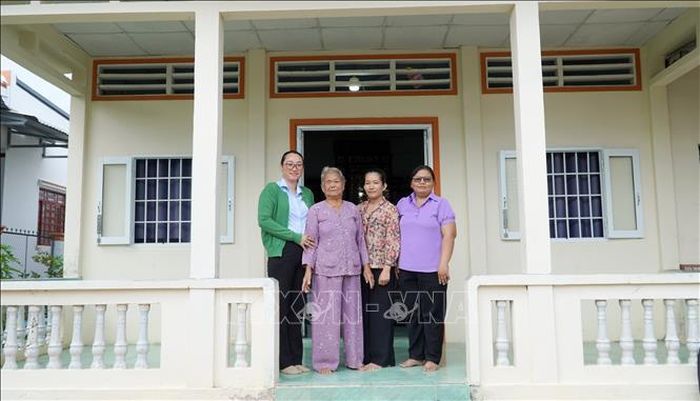 Cán bộ xã Giồng Riềng chụp ảnh cùng bà Lê Thị Thiêu, mẹ của Liệt sĩ Phạm Thanh Lân (Liệt sĩ Lân hy sinh tại chiến trường Campuchia năm 1983).