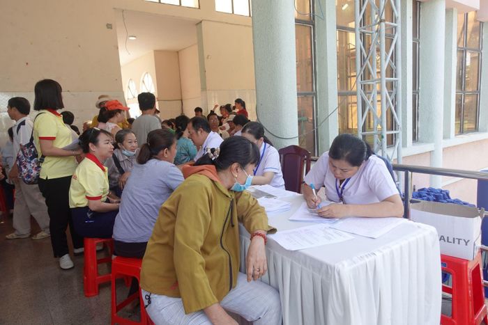 Người dân đăng ký tham gia chương trình khám sức khỏe toàn dân tại điểm khám lưu động Nhà văn hóa thiếu nhi phường Thủ Đức.