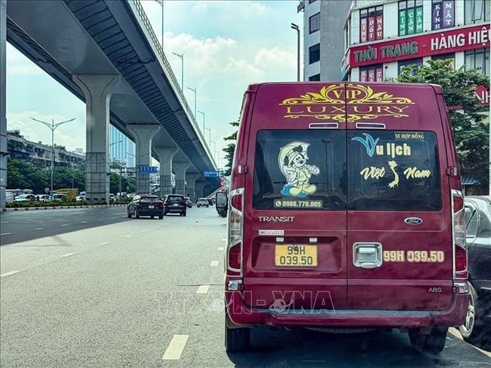 Xe Limousine dừng, đỗ trên tuyến Giải Phóng, khu vực dưới đường vành đai trên cao, thuộc phạm vi Đội CSGT đường bộ số 4 tăng cường tuần tra, xử lý vi phạm.