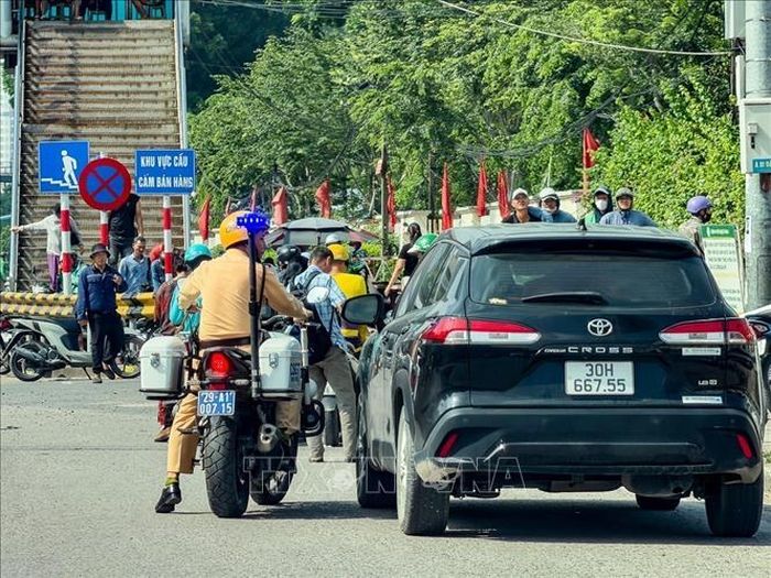 Tổ công tác Đội CSGT đường bộ số 4 tiếp cận, kiểm tra phương tiện có dấu hiệu dừng, đỗ trái quy định tại khu vực nút giao Đại La - Phố Vọng.