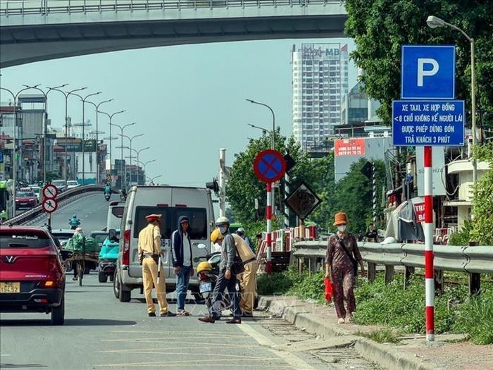 Khu vực trước cổng Bệnh viện Bạch Mai được bố trí điểm dừng đón, trả khách dành cho xe taxi và xe hợp đồng dưới 8 chỗ (không kể người lái) trong thời gian tối đa 3 phút.