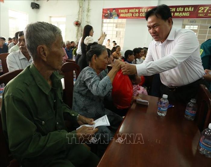 Tặng quà cho gia đình chính sách tại xã Phương Bình, thành phố Cần Thơ.