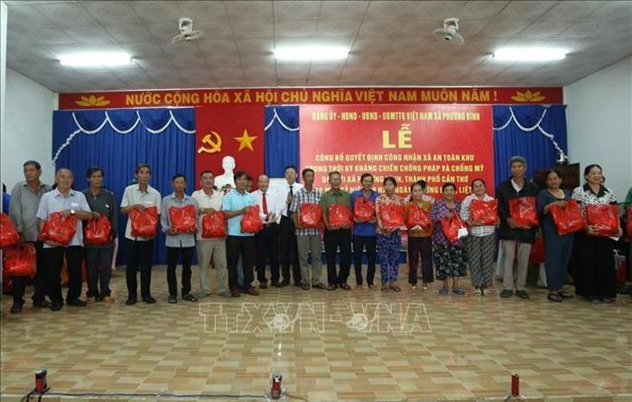 Tặng quà cho gia đình chính sách tại xã Phương Bình, thành phố Cần Thơ.