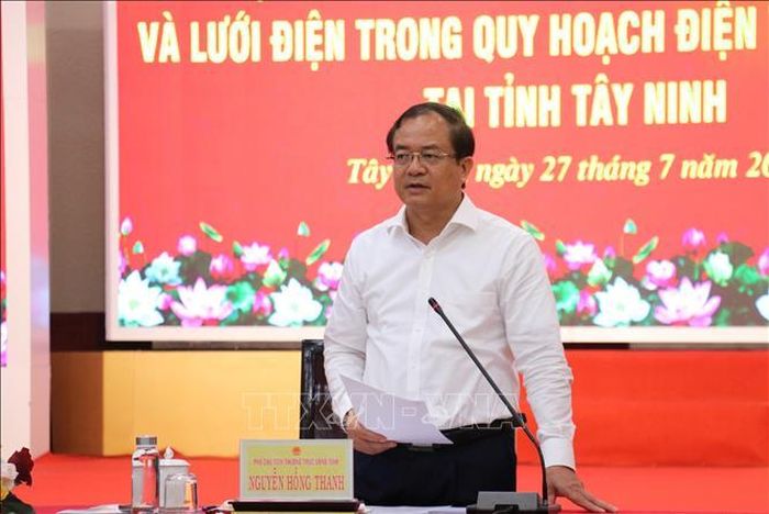 Phó Chủ tịch UBND tỉnh Tây Ninh Nguyễn Hồng Thanh phát biểu, kiến nghị Bộ Công Thương hỗ trợ tháo gỡ khó khăn, đẩy nhanh tiến độ các dự án nguồn và lưới điện trên địa bàn tỉnh.