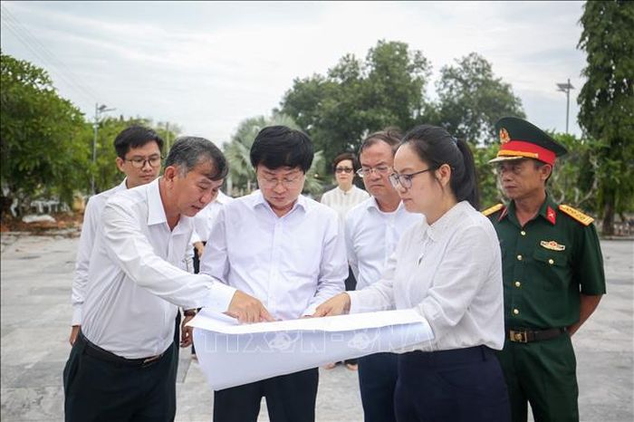 Bí thư Tỉnh ủy Tây Ninh Nguyễn Văn Quyết dẫn đầu đoàn công tác khảo sát thực tế các hạng mục thi công thuộc Dự án nâng cấp Nghĩa trang Liệt sĩ Đồi 82.