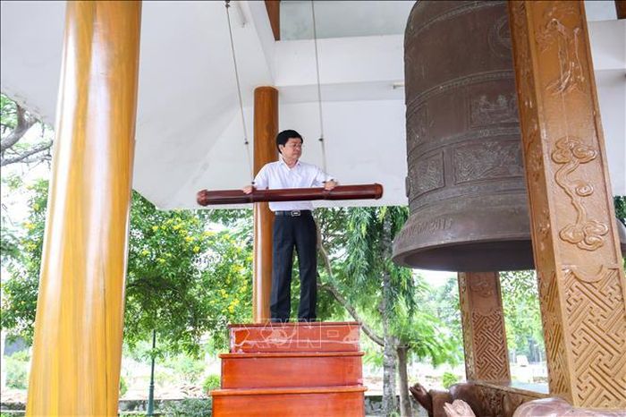 Bí thư Tỉnh ủy Tây Ninh Nguyễn Văn Quyết thực hiện nghi thức gióng chuông tưởng niệm các Anh hùng liệt sĩ tại Nghĩa trang Liệt sĩ Đồi 82.