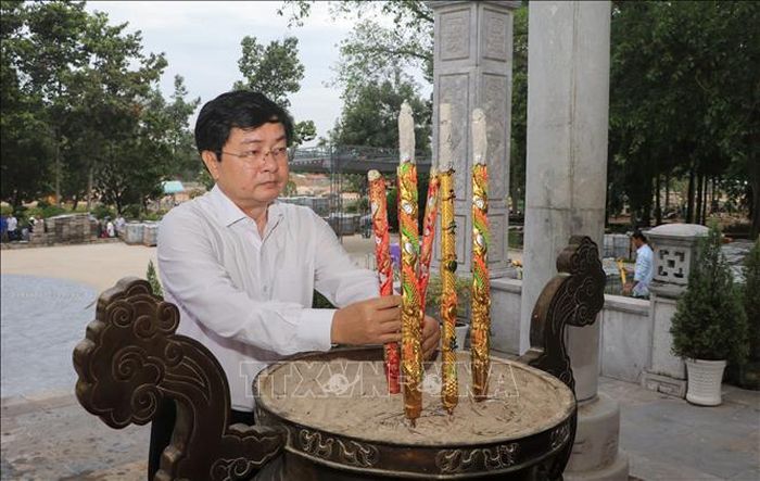 Ủy viên Trung ương Đảng, Bí thư Tỉnh ủy Tây Ninh Nguyễn Văn Quyết dâng hương tưởng niệm các Anh hùng liệt sĩ tại Nghĩa trang Liệt sĩ Đồi 82.