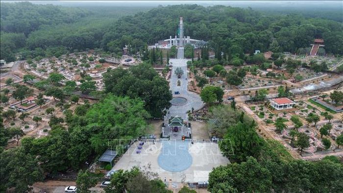 Nghĩa trang Liệt sĩ Đồi 82 là nơi an nghỉ của hơn 16.000 liệt sĩ đã Anh dũng hy sinh trong các thời kỳ kháng chiến bảo vệ Tổ quốc.