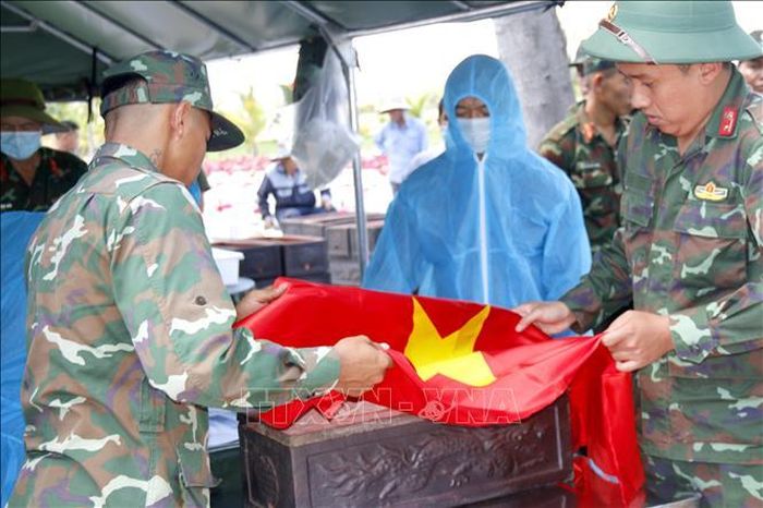 Công tác khai quật, lấy mẫu sinh phẩm liệt sĩ được thực hiện kỹ lưỡng đến từng chi tiết để tránh trùng lặp, sai sót.