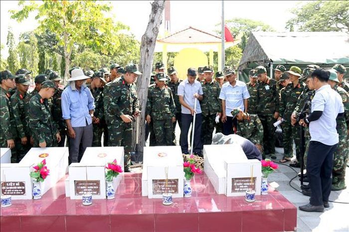 Mỗi phần mộ được lấy mẫu mang đến cơ hội xác định danh tính các anh hùng liệt sĩ sau nhiều thập kỷ.