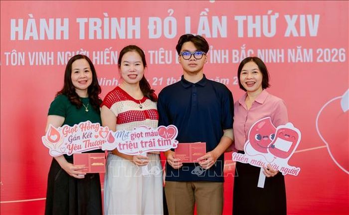 Người dân nhận Giấy chứng nhận hiến máu tình nguyện và chụp ảnh lưu niệm sau khi hiến máu, lan tỏa thông điệp sẻ chia vì cộng đồng.