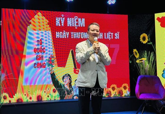 Tham tán Công sứ, Phó Đại sứ Việt Nam tại Đức Đặng Hoàng Linh phát biểu tại chương trình "Tổ quốc ghi công". Ảnh: Thùy Linh/Pv TTXVN tại Đức