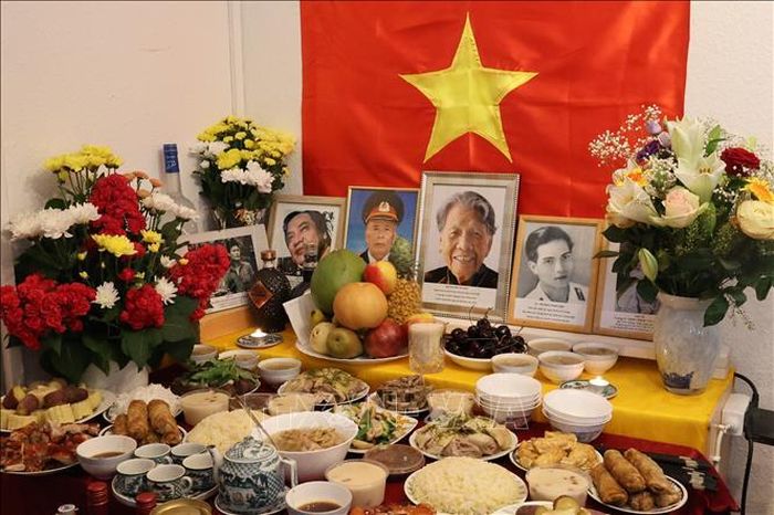 Bàn thờ 7 liệt sĩ mà mỗi năm ông Huy Thắng đều làm lễ tưởng niệm. Ảnh: Thu Hằng/Pv TTXVN tại Đức