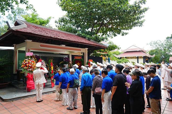 Đoàn dâng hương, dâng hoa tại Nhà bia tưởng niệm các Anh hùng liệt sĩ.
