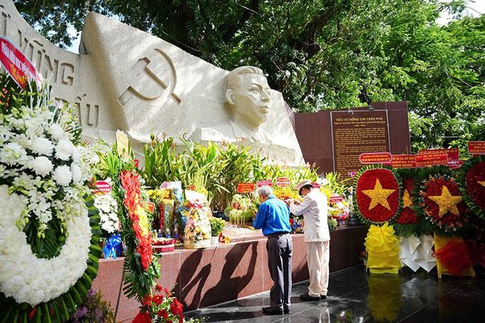 Trong không khí trang nghiêm, các đại biểu thành kính dâng hương, dâng hoa tưởng niệm cố Tổng Bí thư Trần Phú.