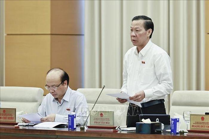 Chủ nhiệm Ủy ban Kinh tế và Tài chính của Quốc hội Phan Văn Mãi trình bày tóm tắt báo cáo thẩm tra sơ bộ, đề xuất các vấn đề cần Quốc hội tập trung thảo luận. Ảnh: Doãn Tấn/TTXVN