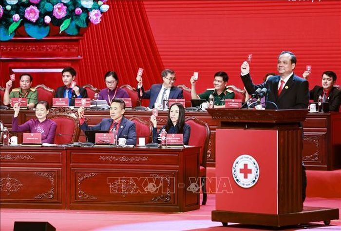 Đại biểu trong đoàn Chủ tịch điều hành đại hội tham gia biểu quyết.