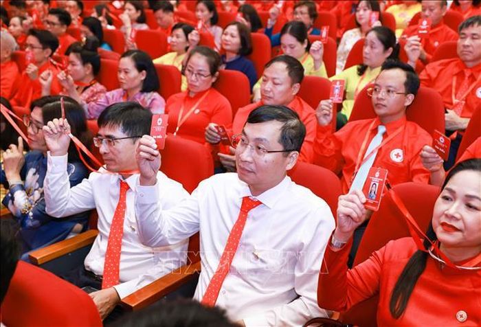 Đại biểu dự đại hội tham gia biểu quyết.
