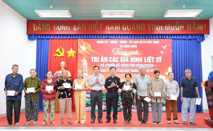 Phó Chi cục trưởng Chi cục Hải quan khu vực XVII Phan Văn Vũ và Chủ tịch Ủy ban nhân dân xã Ninh Điền Đỗ Thành Trung trao quà tri ân người có công và gia đình chính sách.