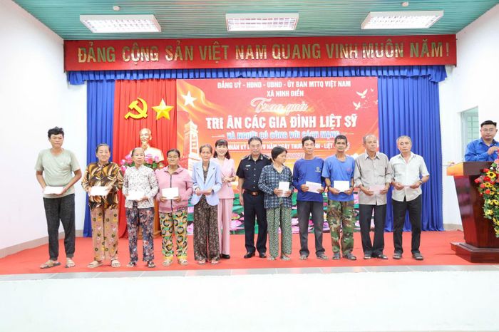 Phó Chủ tịch Thường trực Hội đồng Nhân dân tỉnh Tây Ninh Nguyễn Đài Thy và Chi cục trưởng Hải quan Khu vực XVII Nguyễn Trần Hiệu trao quà tri ân người có công và gia đình chính sách.