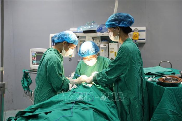 Các bác sĩ phẫu thuật cho trẻ khuyết tật có hoàn cảnh khó khăn. Ảnh: Hoàng Nguyên/TTXVN