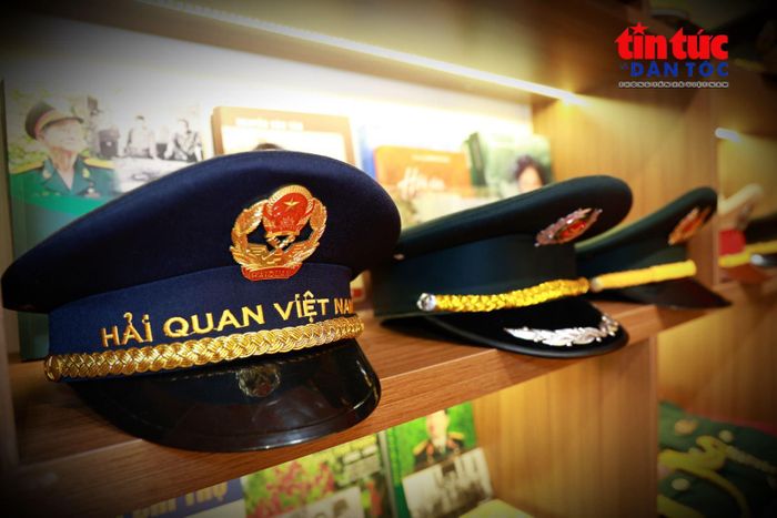 Những chiếc mũ kêpi cấp tướng được các vị chỉ huy tin tưởng trao tặng Đại đức Thích Thanh Toàn để lưu giữ.