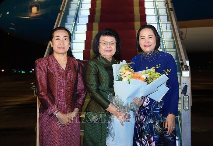Phó Chủ tịch Quốc hội Nguyễn Thị Thanh đón Chủ tịch Quốc hội Campuchia Samdech Khuon Sudary tại sân bay quốc tế Nội Bài. Ảnh: Tuấn Anh/TTXVN.