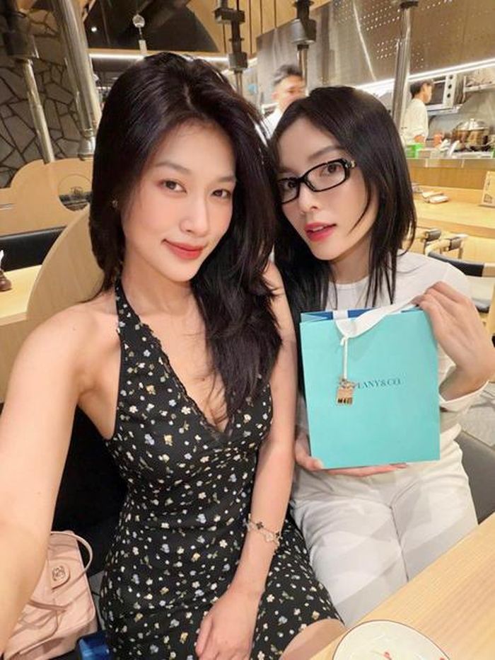 Thiên Ân thân thiết bên Kỳ Duyên. Ảnh: FBNV.