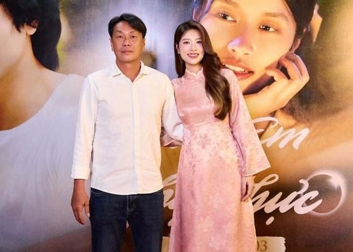 Nàng hậu hạnh phúc khi lo được cho bố cuộc sống tươm tất. Ảnh: FBNV.