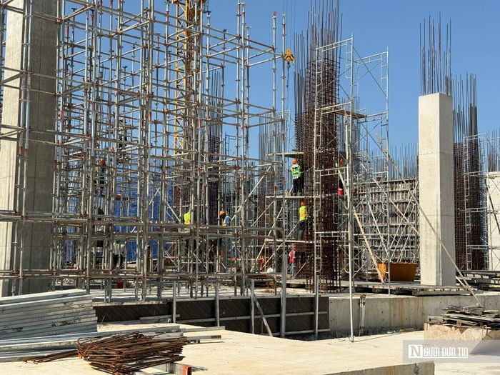 Bên cạnh khu cao tầng, hệ thống cột bê tông, cốt thép cùng mạng lưới giàn giáo đã hình thành trên diện rộng, cho thấy phần kết cấu công trình đang được triển khai đồng loạt.
