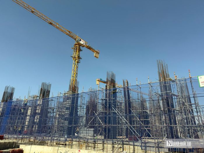 Ghi nhận của Người Đưa Tin, tại khu vực xây dựng tòa chung cư cao tầng, cẩu tháp hoạt động liên tục phục vụ vận chuyển vật liệu lên các tầng thi công.