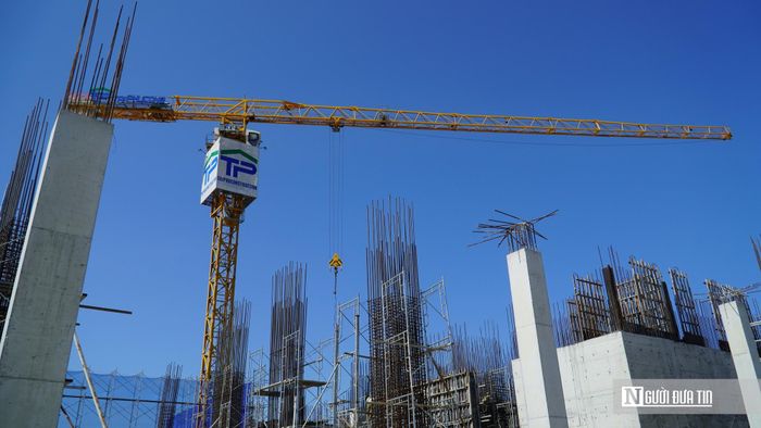 Trao đổi với Người Đưa Tin, ông Nguyễn Tân Phong – Giám đốc dự án Nhà ở Phú Hài cho biết, tiến độ của chủ đầu tư, công trình chung cư đã hoàn thành phần móng và tầng hầm, hiện đang thi công kết cấu dầm, sàn tầng 3. Đối với khu nhà thấp tầng và hạ tầng kỹ thuật, dự án đã đủ điều kiện bán nhà ở hình thành trong tương lai từ năm 2022. Hiện chủ đầu tư đã hoàn thiện khoảng 40/102 căn, số còn lại đang tiếp tục xây dựng, hoàn thiện phần thô và mặt ngoài.