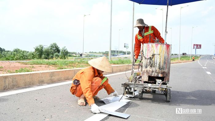Anh Nguyễn Văn Hùng, công nhân thi công sơn đường, chia sẻ: "Đây là hạng mục cuối nhưng rất quan trọng. Chúng tôi làm việc liên tục để bảo đảm từng vạch sơn đúng tiêu chuẩn kỹ thuật, giúp phương tiện lưu thông an toàn khi sân bay đưa vào khai thác".