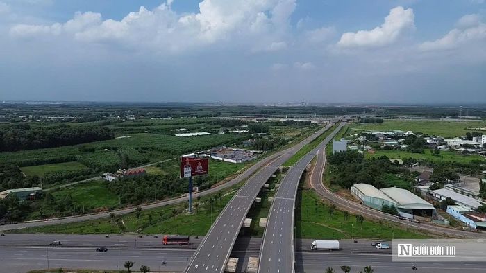 Tuyến đường T1 kết nối trực tiếp Cảng hàng không quốc tế Long Thành với Quốc lộ 51 được nhìn từ trên cao, đang bước vào giai đoạn hoàn thiện các hạng mục cuối để sẵn sàng đồng bộ với siêu sân bay vào năm 2026.