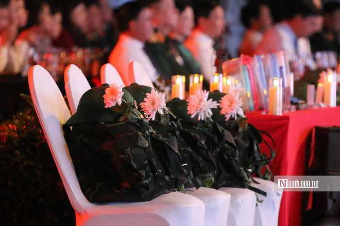 Tại chương trình, hàng ghế đầu tiên được trang trọng đặt hành trang của các anh hùng liệt sĩ.