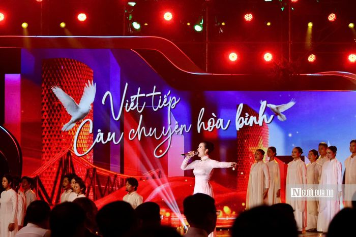 Khép lại chương trình, giai điệu "Viết tiếp câu chuyện hòa bình" vang lên giữa Công viên Lê Thị Riêng. Bài hát không chỉ khép lại một đêm tri ân, mà còn nhắc nhở về hành trình vẫn đang tiếp diễn của những người làm công tác tìm kiếm, quy tập hài cốt liệt sĩ. Bởi mỗi hồ sơ được làm sáng tỏ, mỗi kỷ vật được trao về gia đình và mỗi liệt sĩ được tìm thấy đều là một mảnh ghép của hòa bình, được viết tiếp bằng lòng biết ơn, sự kiên trì và khát vọng đưa những người con của Tổ quốc trở về sau nhiều thập kỷ.