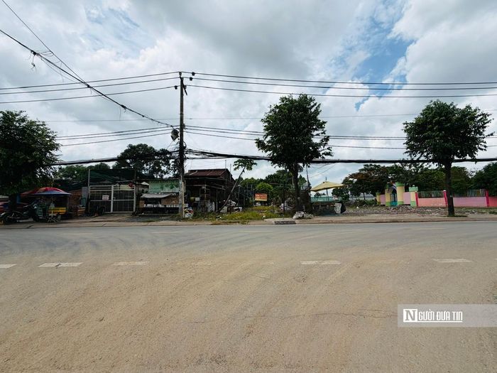 Khu vực nút giao Vành đai 2 và Đại lộ Phạm Văn Đồng, hướng về nút giao Bình Thái - Xa Lộ Hà Nội. Khu vực nút giao hiện còn vài hộ dân, mặt bằng chưa được giải phóng.