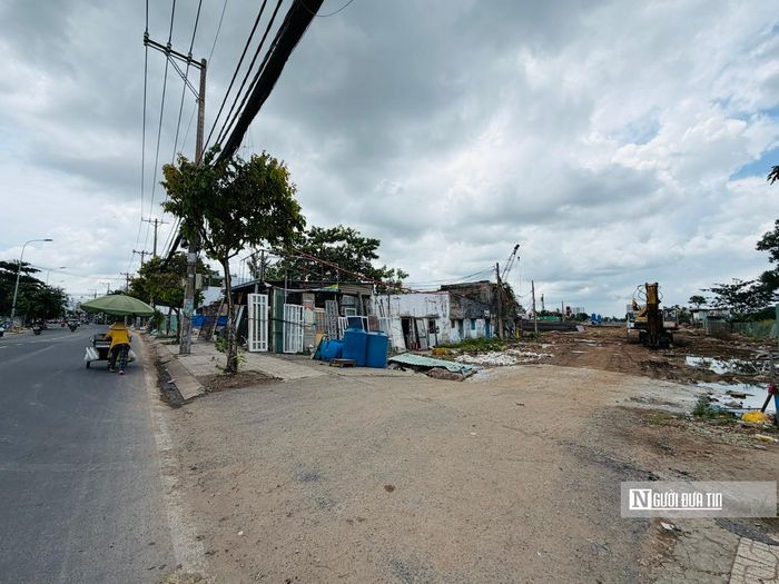Đoạn Vành đai 2, Tp.HCM giao từ đường Kha Vạn Cân ra đến Ngã tư Bình Thái đang thi công ở những nơi mặt bằng được bàn giao. Bên tay trái là 1 hộ dân vẫn còn kinh doanh và chưa giải phóng mặt bằng.