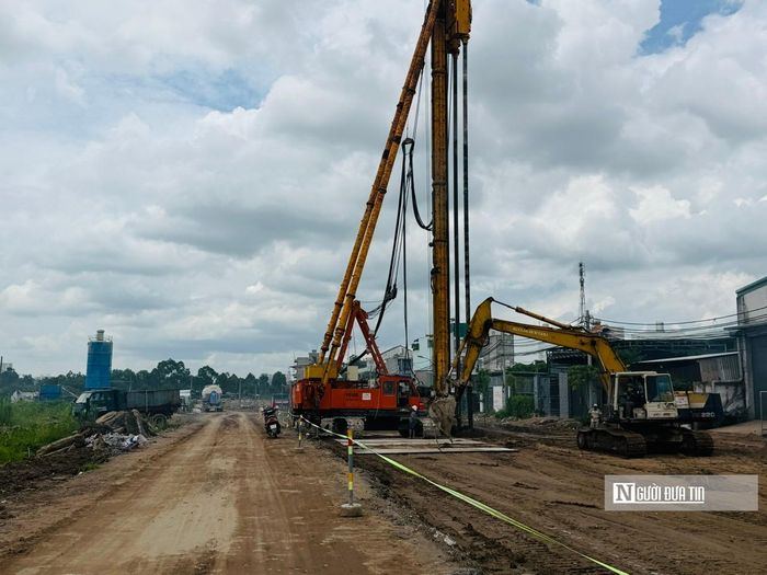 Nhiều máy móc đang thực hiện công tác khoan, đóng cọc nhồi để tạo độ cứng cho nền đất.