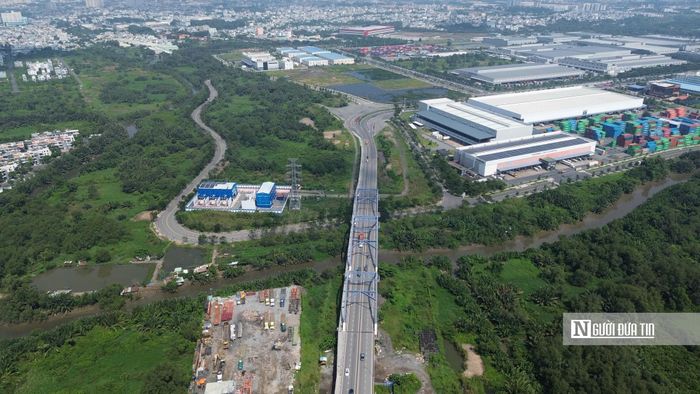 Tuyến Vành đai 2 đi qua khu vực Khu công nghệ cao Tp.HCM kết nối vào các đường dẫn Cao tốc Tp.HCM - Long Thành - Dầu Giây và nối qua các khu vực đường Nguyễn Văn Linh (quận 7 cũ) tạo thành 1 vòng tròn khép kín kết nối các điểm khu vực.