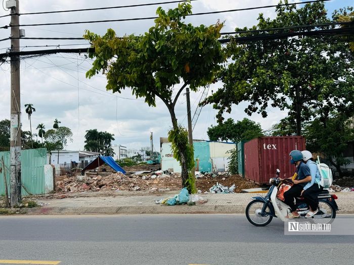 Hiện nay, nhiều phương tiện được đưa công trường để thực hiện thi công.