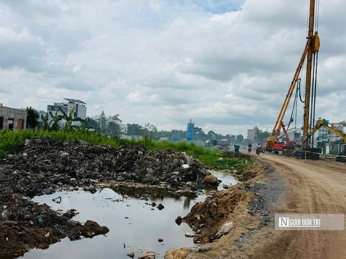 Một số khu vực đầm lầy đang được thực hiện thu gom rác thải, đổ đất san lấp.