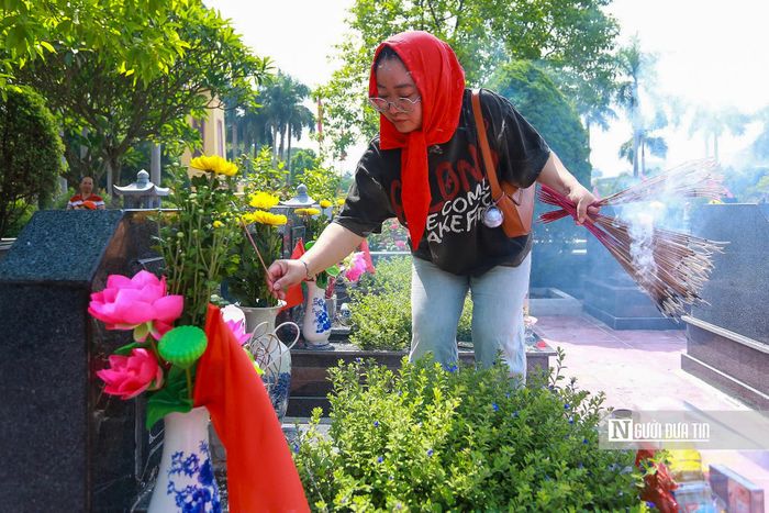 "Ngày 27/7 có ý nghĩa rất đặc biệt đối với mỗi người dân Việt Nam, đây không chỉ là dịp để chúng ta thành kính tưởng nhớ và bày tỏ lòng biết ơn sâu sắc tới các anh hùng liệt sĩ đã hy sinh vì độc lập, tự do của dân tộc", người dân chia sẻ.