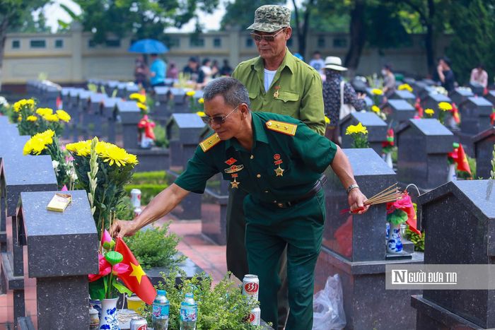 Trong không khí trang nghiêm, từng nén hương được thành kính dâng lên từng phần mộ, gửi gắm lòng biết ơn, tưởng nhớ và niềm tri ân sâu sắc tới các Anh hùng liệt sĩ đã anh dũng hy sinh vì Tổ quốc.